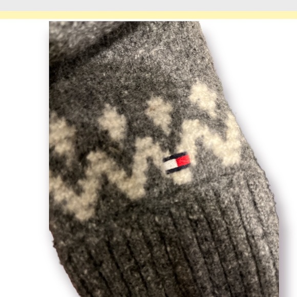 Coziness Alert! Tommy Hilfiger sweater! - Picture 2 of 2